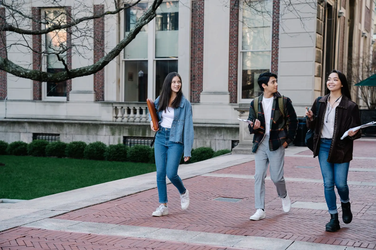 Egyetemi diákok egy brit campus épülete előtt tanév kezdetén