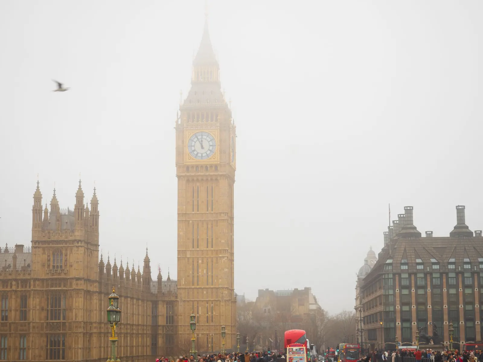A Big Ben és a Parlament Londonban a Temze partján naplementében