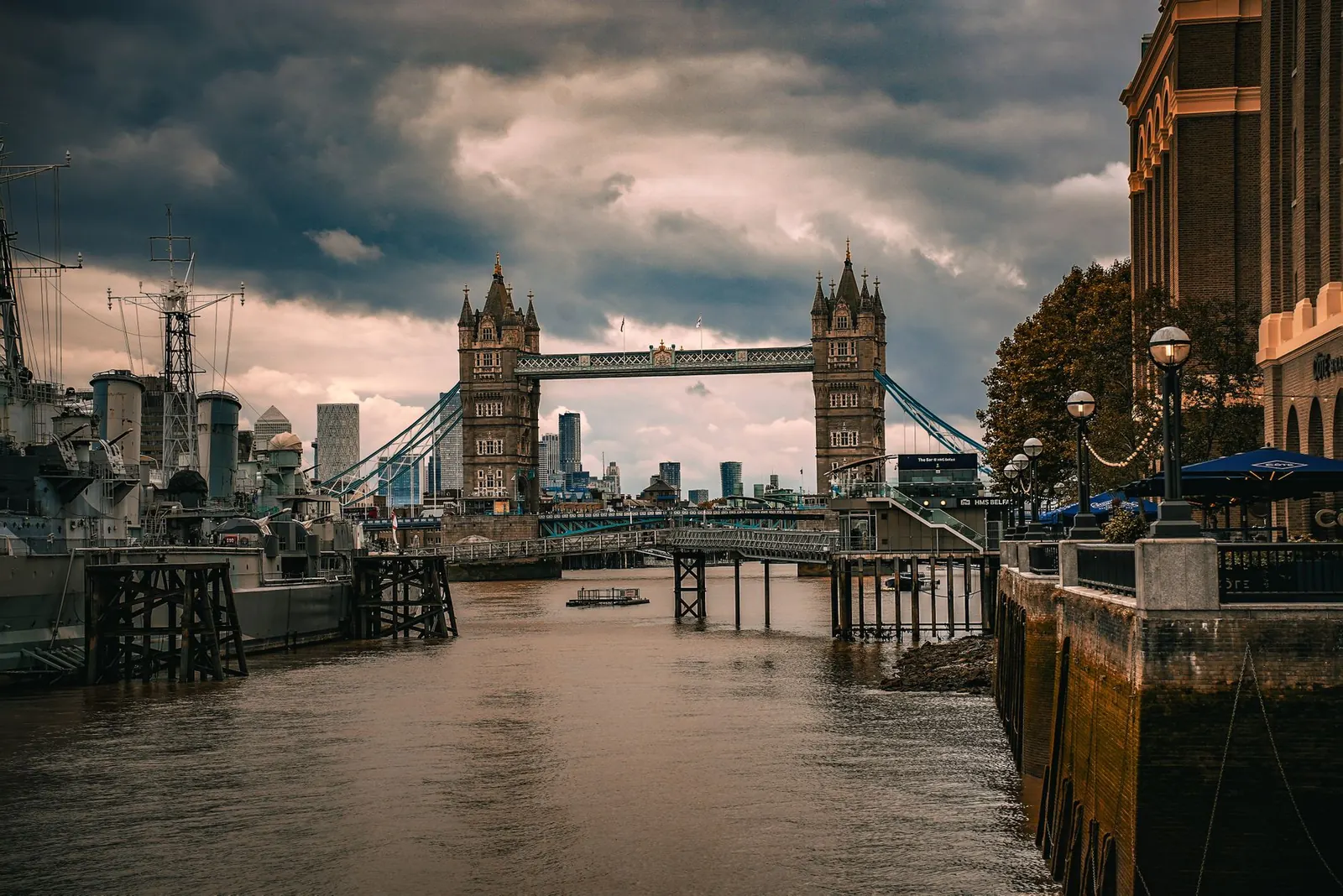 A Tower Bridge Londonban a Temze felett borús délutánon