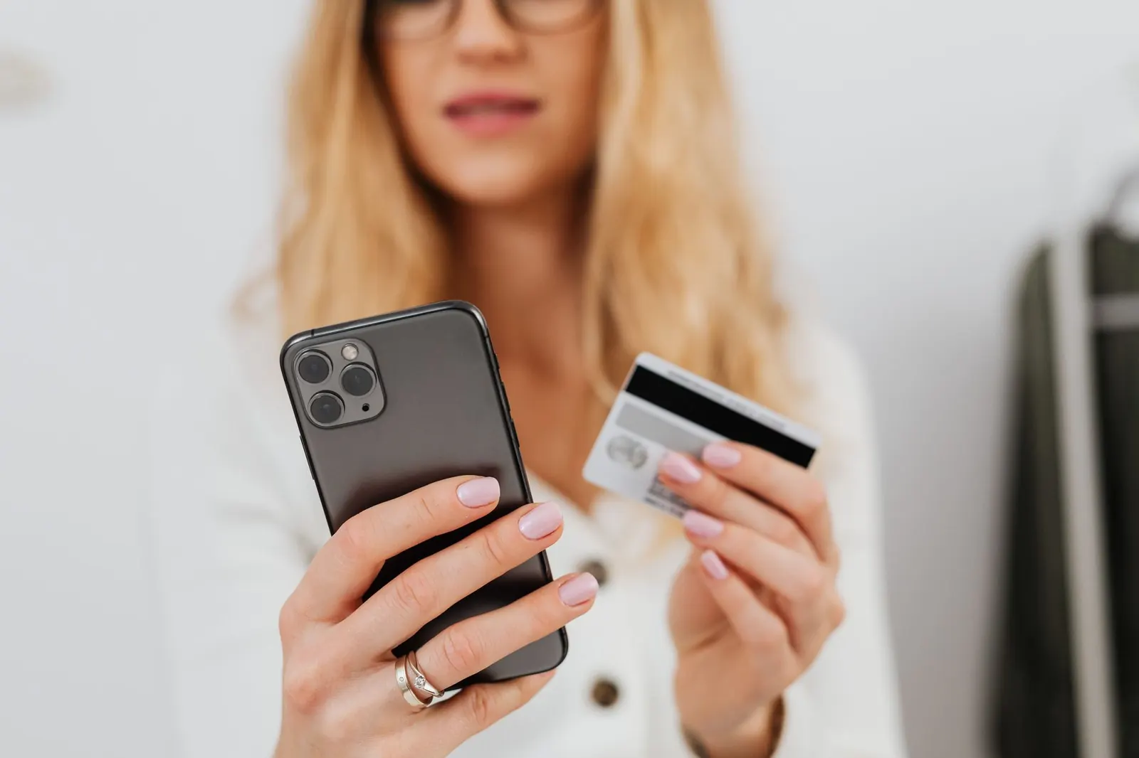 Bankkártyás online fizetés telefonon az ETA díjáért