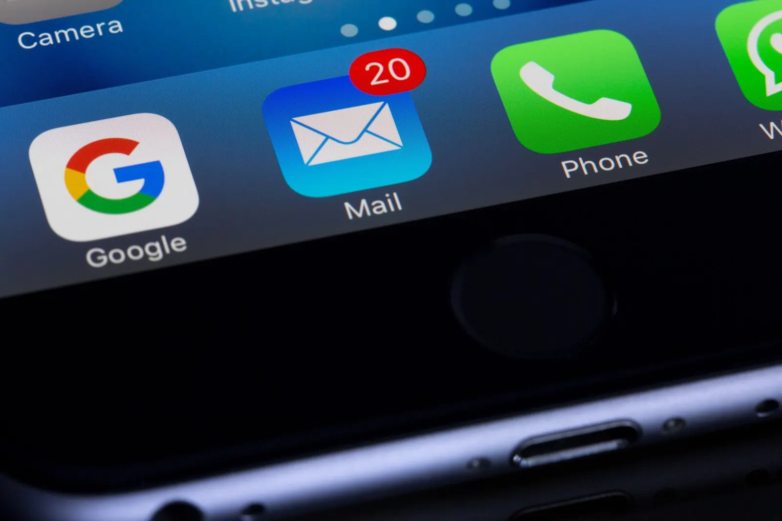 Utazó a telefonján nézi a jóváhagyó e-mailt egy kávé mellett