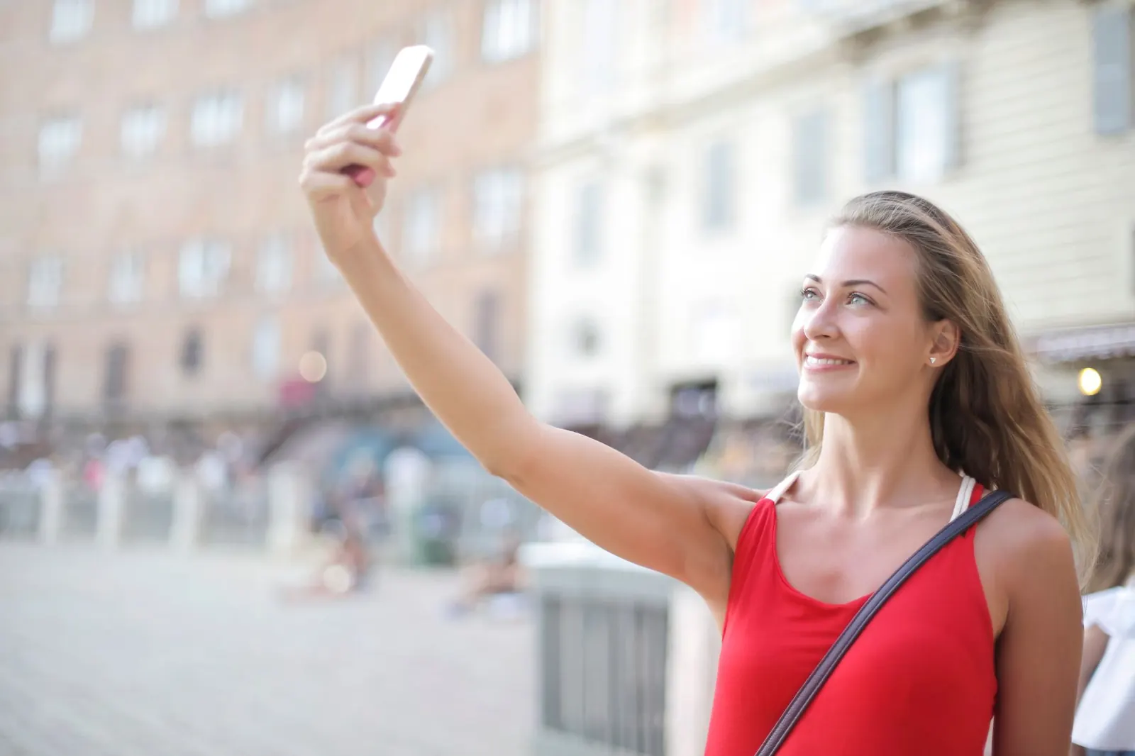 Utazó a telefon kamerájába néz az élő arckép elkészítésekor