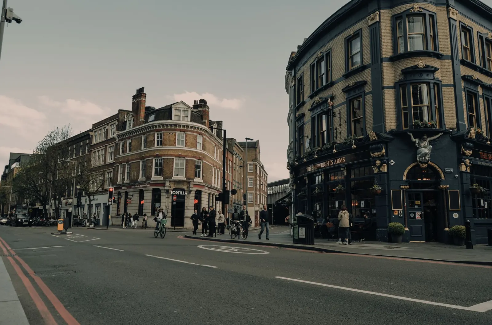 Londoni utcakép nevezetességgel borongós időben
