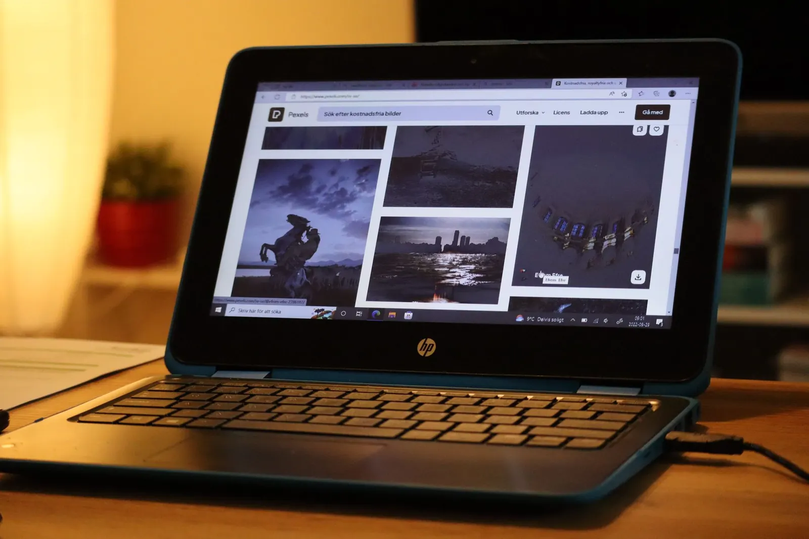 Utazó otthon a laptopnál tölti ki az online ETA kérelmet