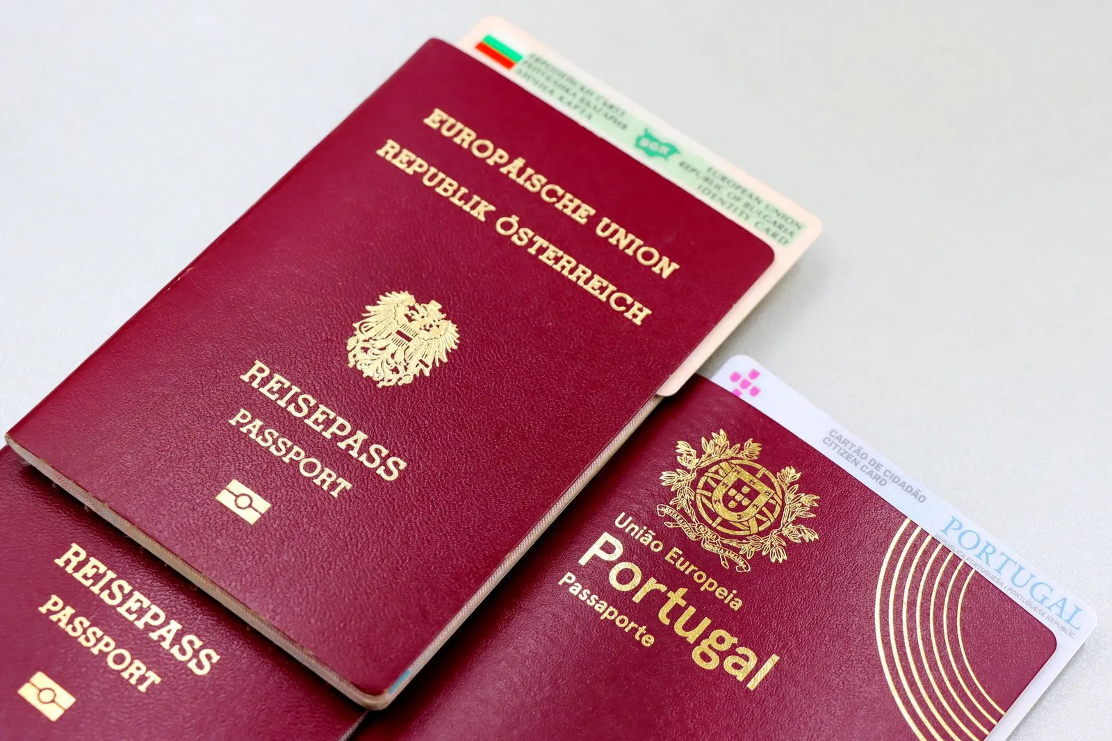 Magyar útlevél és okmányok egy hivatali asztalon ügyintézéskor