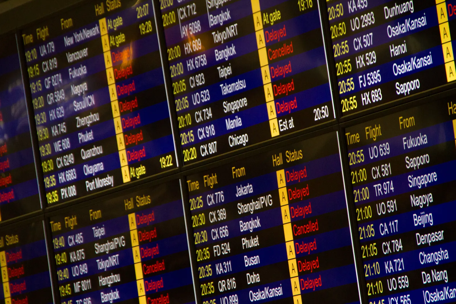 Digitális indulási tábla járatokkal egy repülőtéri terminálban
