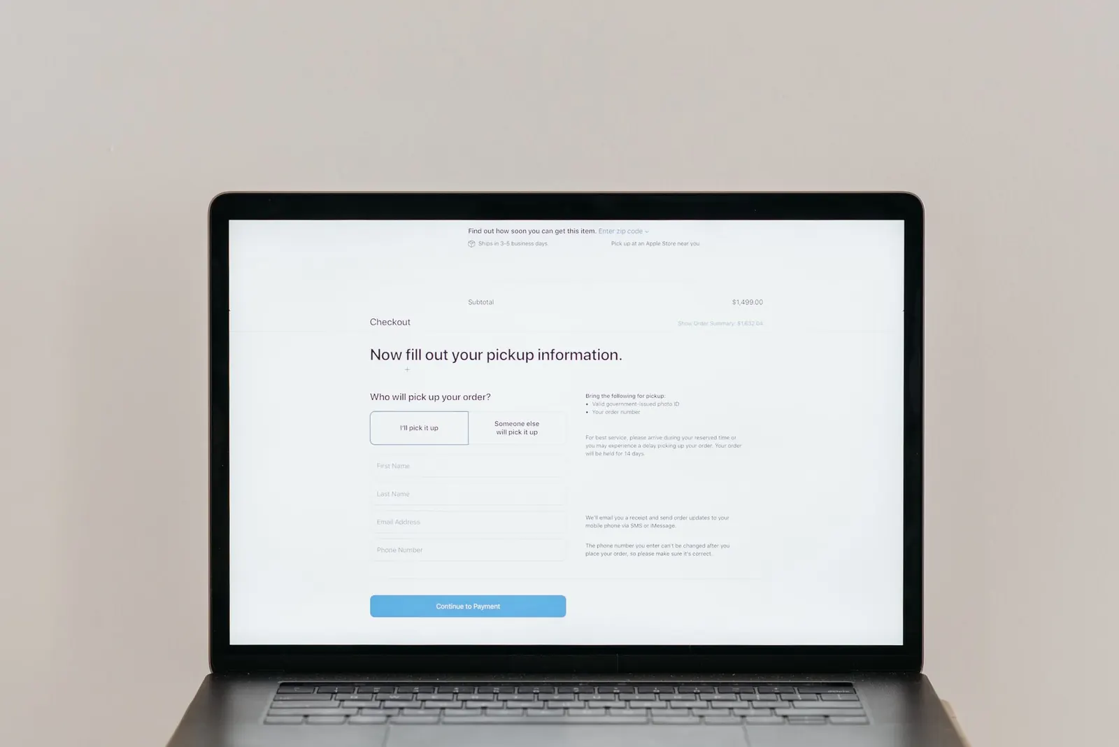 Laptop képernyőjén megnyitott online űrlap