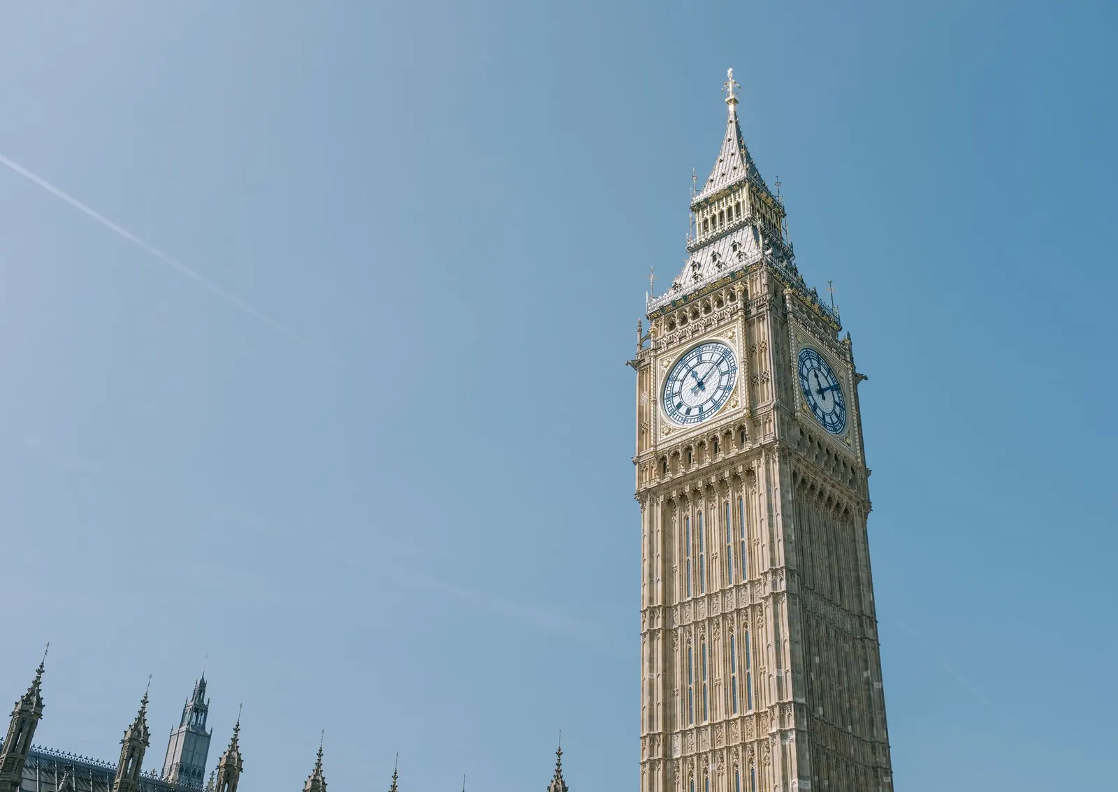A Big Ben óratornya Londonban derült égbolt alatt