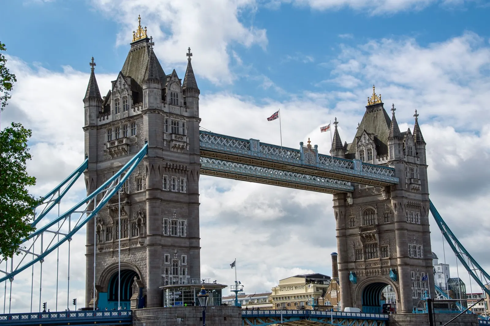 A londoni Tower Bridge a Temze felett tiszta égbolt alatt