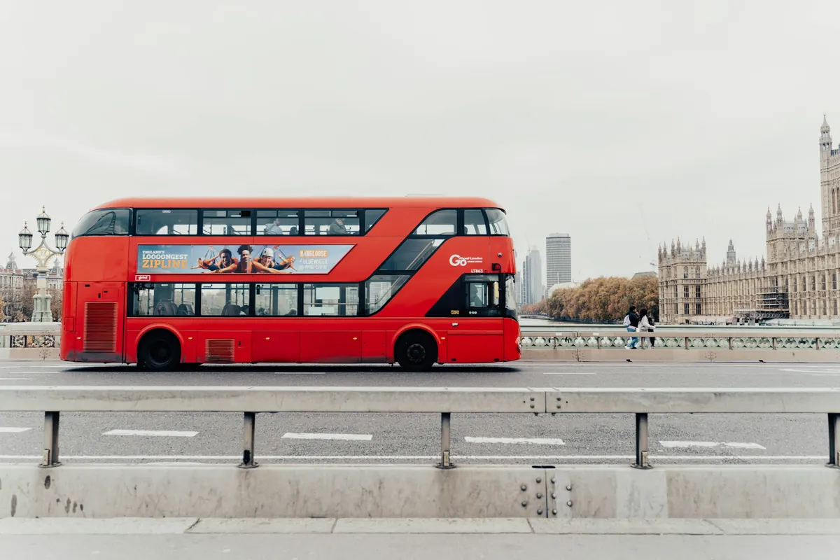Piros londoni emeletes busz a Westminster hídon, háttérben a Parlament épülete