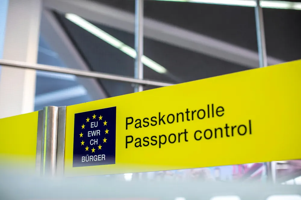 Sárga útlevél-ellenőrzési tábla egy repülőtéren, uniós polgároknak szóló jelzéssel